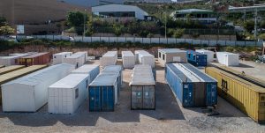 מתחם מכולות קירור בצבעים שונים המשמשות לאחסון, מגורים או מבנים יבילים. פתרון נייד, עמיד ומודולרי המותאם לצרכים פרטיים ותעשייתיים.